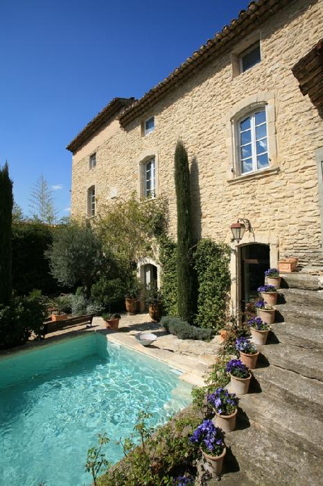 Maison de village de caractère en Luberon avec cour fermée et piscine